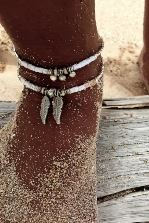 pure silver anklet with white or turquoise blue seed bead. Featuring pure silver feather charms. Ocean safe