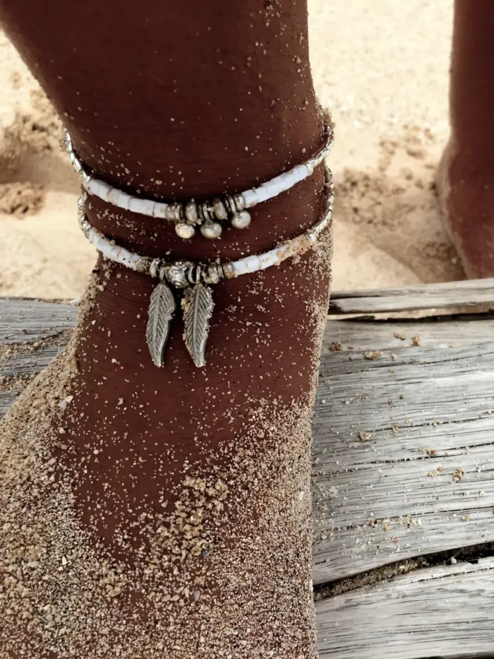 pure silver anklet with white or turquoise blue seed bead. Featuring pure silver feather charms. Ocean safe