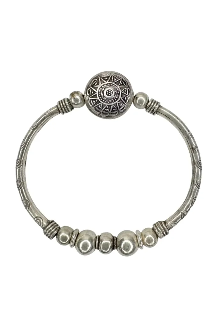 beach inspired pure silver curve bar stretch bracelet with silver disc centre. perfect for everyday wear and bracelet stacking. ocean safe