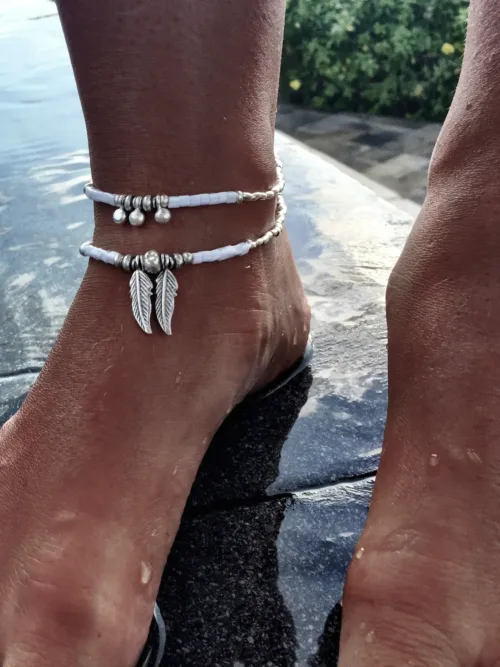 pure silver anklet with white or turquoise blue seed bead. Featuring pure silver feather charms. Ocean safe