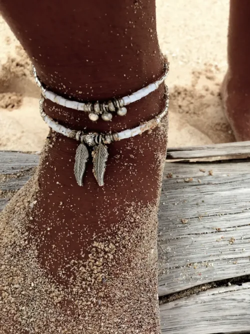 pure silver anklet with white or turquoise blue seed bead. Featuring pure silver feather charms. Ocean safe