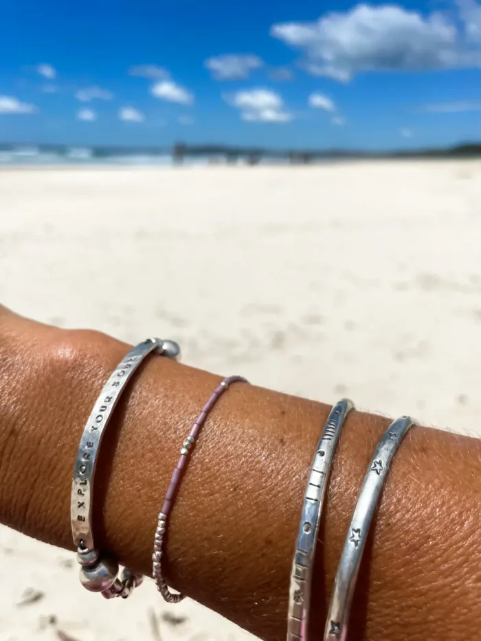dusty pink seed bead bracelet. a dainty minimal style bracelet combined with pure silver